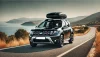 Voiture Dacia Duster équipée d'un coffre de toit noir, roulant sur une route de vacances.